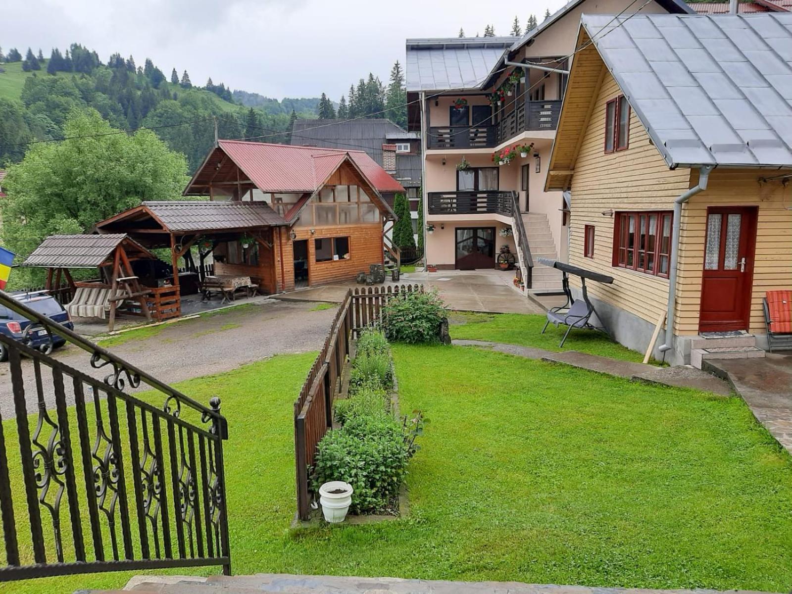 Lip Si Ely Hotel Dimbovicioara Exterior photo